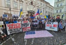 «Не продавайте Україну!». У Празі вийшли на мовчазний протест до посольства США