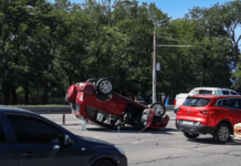 На Запорізькому шосе у Дніпрі Cherry зіткнулась з Renault та перекинулась на дах: є постраждалий