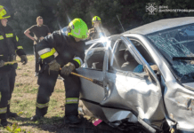 Надзвичайники Кривого Рогу деблокували тіло чоловіка з понівеченого авто