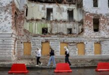 Влада: російський дрон вдарив по даху будівлі ОВА у центрі Сум