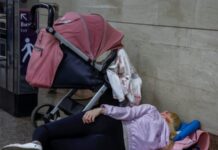 У Києві без вибуху у двір багатоповерхівки упав дрон. Повітряна тривога триває на більшій частині території України