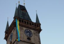 ЗМІ: суд у Празі виправдав активістів у справі про малюнок прапора України біля будинку посольства РФ