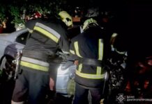 У Павлограді вночі сталася ДТП: рятувальники деблокували чоловіка з понівеченого автомобіля