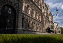 НБУ дозволив частково виводити валюту з України за умови донатів 50% на ЗСУ