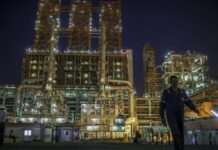 Індія лише трохи скоротить закупівлі російської нафти через мита США, – Bloomberg