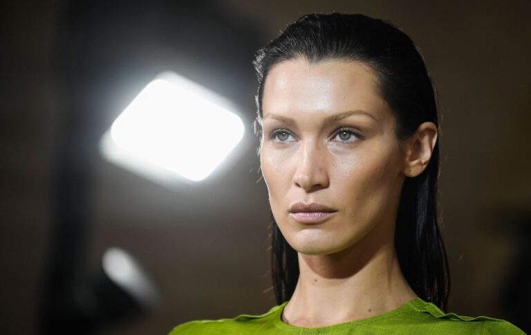 Етно і бохо: Белла Хадід показала сукню з унікальною вишивкою