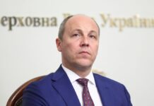 Вісім пострілів, ретельний план і декілька версій: головне про вбивство Парубія