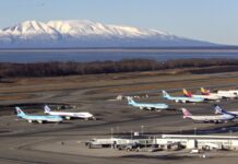 США “закриють небо” над найбільшим містом Аляски у день зустрічі Трампа та Путіна