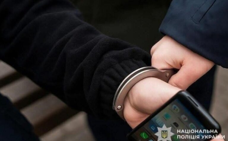 Зателефонував  і втік разом із телефоном: поліцейські Дніпра скерували справу до суду