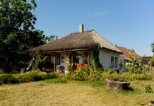 Старовинні хати, піч і дух предків: куди їхати українцям за неймовірними враженнями