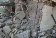 Атака на Дніпропетровщину: рятувальники витягли з-під завалів двох дітей