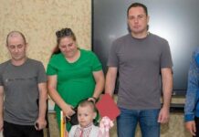 Мер Кам’янського вручив військовослужбовцю та його родині ключі від квартири