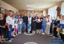 У Камʼянському сімʼям полеглих захисників вручили відзнаки ПЦУ – медалі “Хрест свободи”