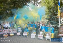 У Камʼянському відкрили памʼятний знак на честь захисників з Південного району