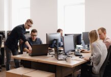 Майже половина українських IT-фахівців планує еміграцію: чому вони хочуть виїхати