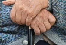 Житель Кам’янського до смерті побив свою немічну матір за те, що вона його розбудила