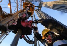 Підсумки серпня: скільки нафтопереробки РФ зупинили українські удари