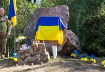У кожному районі Кам’янського встановлено пам’ятний знак на честь загиблих Захисників України