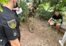 У Кривому Розі правоохоронці затримали засновника благодійного фонду, який торгував фальшивими довідками про непридатність до служби
