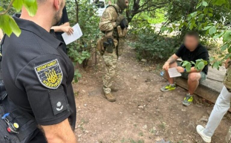 У Кривому Розі правоохоронці затримали засновника благодійного фонду, який торгував фальшивими довідками про непридатність до служби