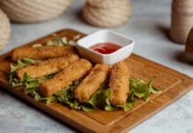 Цю сирну закуску люблять їсти усі: готується легко та швидко