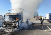 На трасі у Дніпропетровській області спалахнув Mercedes