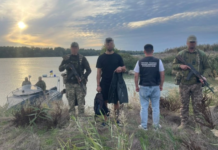 Вдавав рибалку та планував у ластах переплисти в Румунію: прикордонники затримали ще одного втікача