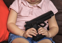 На Дніпропетровщині 2-річний хлопчик вистрілив собі в голову: деталі