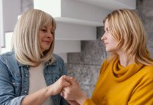 10 найшкідливіших фраз, які мати може сказати доньці, і чим їх замінити