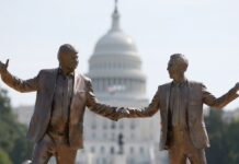 Поблизу Капітолію невідомі встановили статую Трампа з Епштейном: що відомо