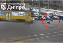 У Дніпрі мотоцикліст врізався в авто та ледь не потрапив під трамвай