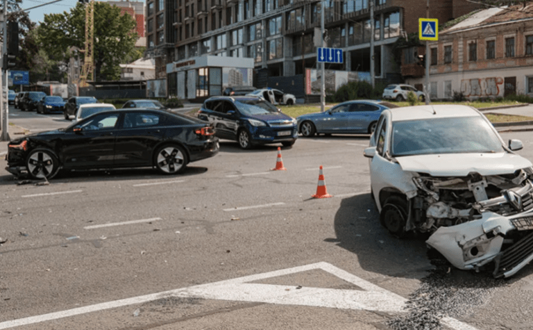 На проспекті Поля у Дніпрі зіштовхнулися Renault та Polestar: подробиці ДТП