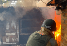 У Нікополі вогнеборці ліквідували наслідки ворожої атаки та врятували чоловіка