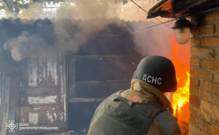 У Нікополі вогнеборці ліквідували наслідки ворожої атаки та врятували чоловіка