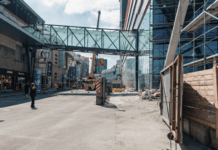 У Дніпрі перекрили проїзну частину та тротуар по вулиці Харківській: подробиці