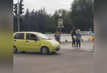 У Павлограді водійка ледь не збила родини загиблих бійців під час хвилини мовчання