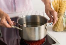Цей кухонний посуд запобігає википанню води з каструлі: завжди має бути на кухні