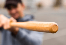 Вимагав відпустити чоловіка: криворіжець, який побив авто ТЦК битою, отримав умовний термін