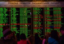 УЗ: низка поїздів затрималася через удар Росії, триває відновлення живлення на пошкодженій ділянці