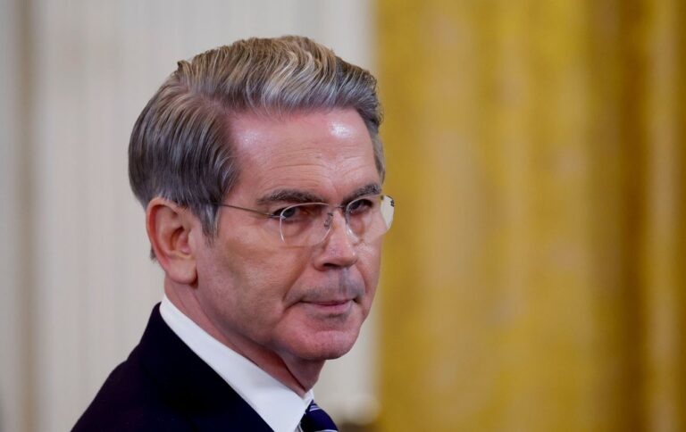 Путін “в огидній манері” посилив удари по Україні: Бессент пригрозив РФ санкціями