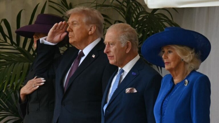 Державний візит Трампа до Великої Британії розпочався, його зустріла королівська родина