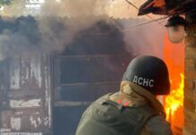 У Нікополі вогнеборці ліквідували наслідки ворожої атаки: постраждав чоловік