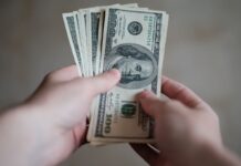 Долар дорожчає четвертий день поспіль