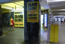 Українці збільшили купівлю доларів і євро в банках на 30%