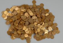 Туристи пішлі у гірський похід і знайшли унікальний скарб: що було у контейнерах