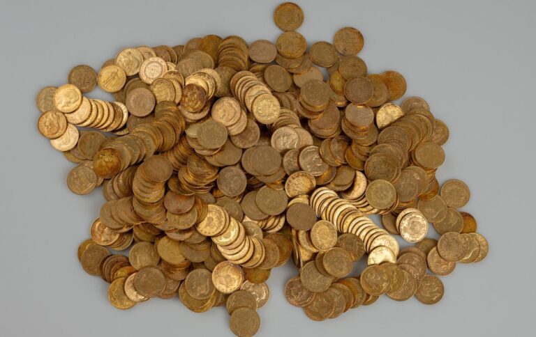 Туристи пішлі у гірський похід і знайшли унікальний скарб: що було у контейнерах