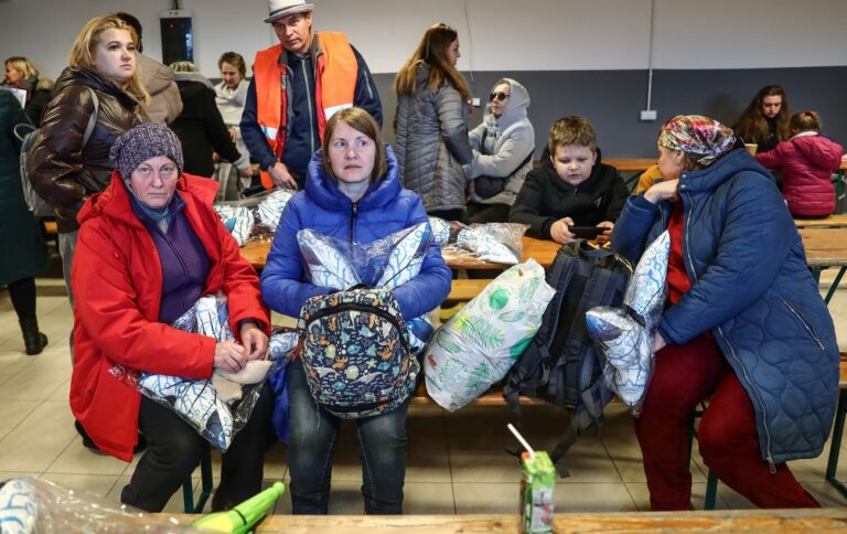 Уряд Британії призупиняє заявки на возз’єднання сімей біженців: в чому причина