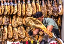 Іспанське село прославилося на весь світ завдяки змаганню з метання шинки: як виглядає цей конкурс