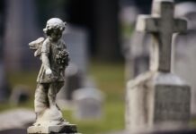 Священник пояснив, чи можна викидати старий пам’ятник з кладовища