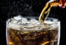 Чи може вживання солодких напоїв спричинити випадіння волосся? Вчені сказали правду